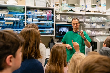 Junior-Ranger besuchen die Tierarztpraxis im Natur- und Tierpark Goldau